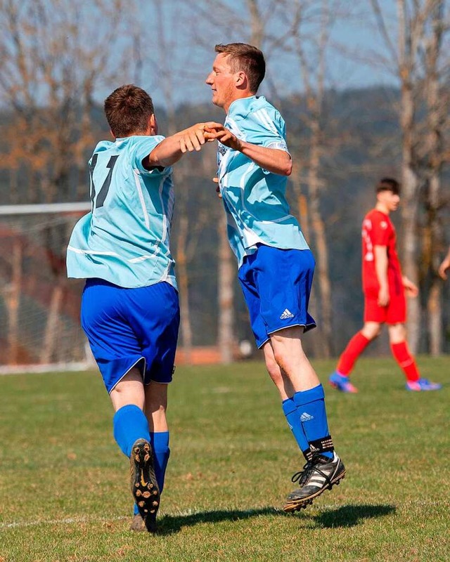 Die Brder Tobias (links) und Robin Wo...gen jubeln, aber am Ende stand es 3:4.  | Foto: Wolfgang Scheu