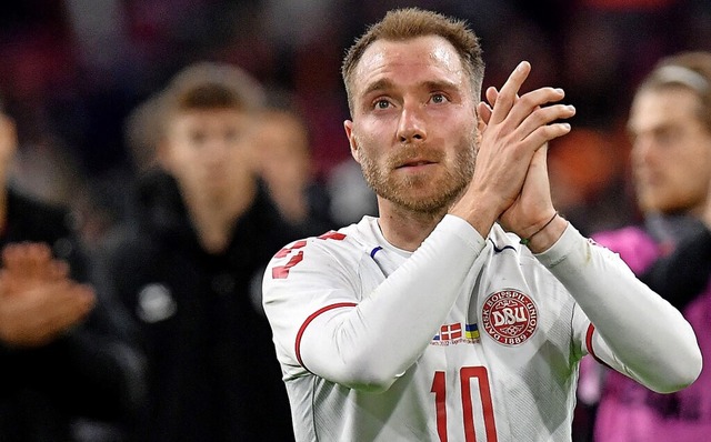 Gerhrt bedankt sich Christian Eriksen nach dem Spiel bei den Fans.  | Foto: JOHN THYS (AFP)