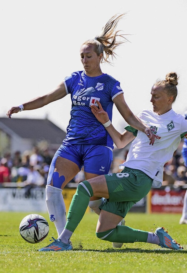 Ein Bein gestellt: Summer Green (links...ichelle Wei und den SV Werder Bremen.  | Foto: IMAGO/Eibner/Memmler