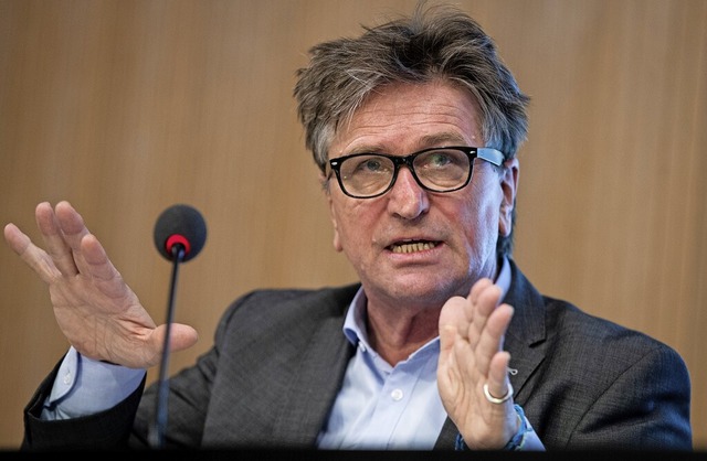Gesundheitsminister Manfred Lucha will eine Verlngerung der bergangsregelung.  | Foto: Christoph Schmidt (dpa)