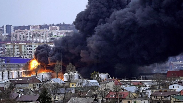 Schwarzer Rauch steigt am Samstag nach...gen aus einem Treibstofflager in Lviv.  | Foto: - (dpa)