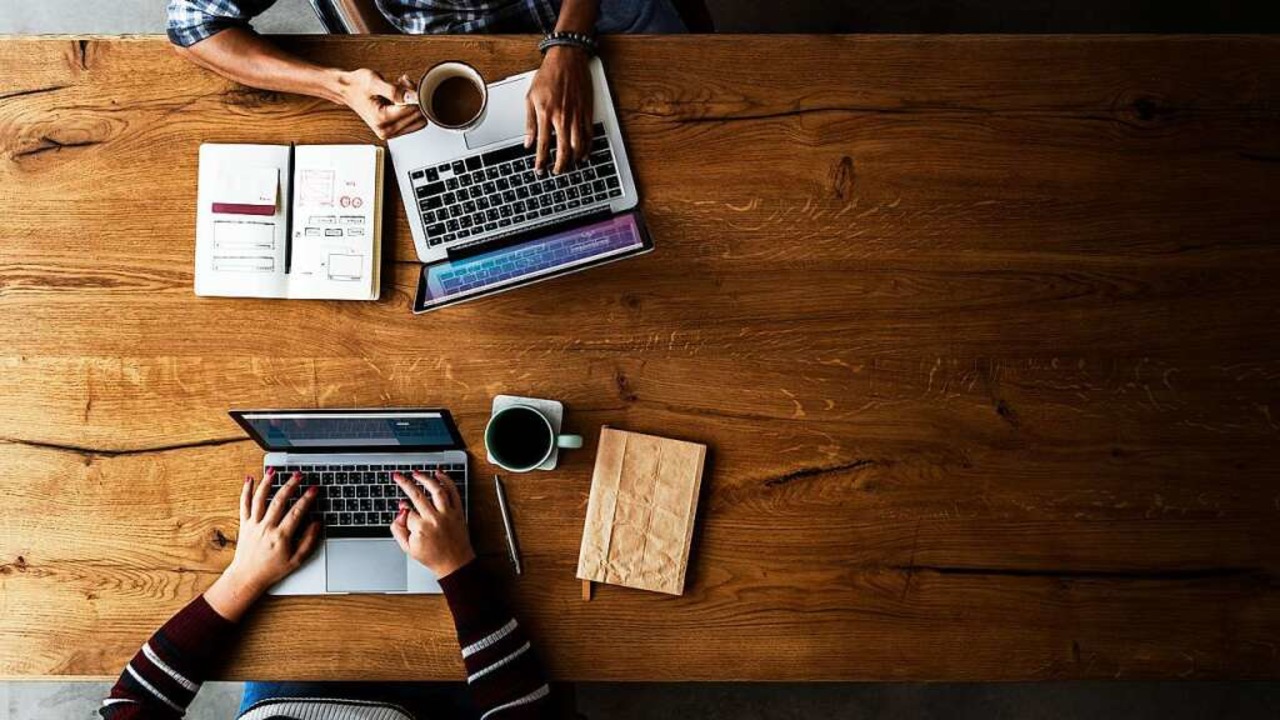 Um lange Pendelwege zu sparen, kann ein Coworking Space eine Alternative sein.  | Foto: Rawpixel.com  (stock.adobe.com)