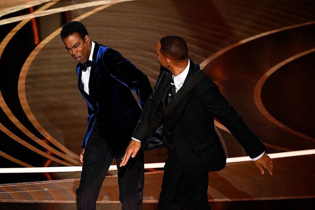 Will Smith schlgt Chris Rock auf der Oscar-Bhne...  | Foto: ROBYN BECK (AFP)