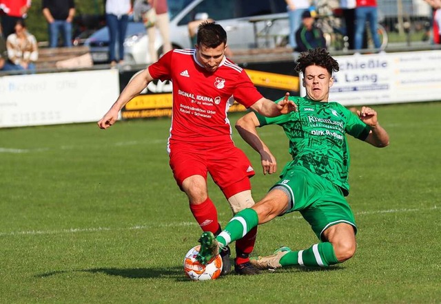 Der SC Kappel, hier Hannes Khler (lin...afenhausen mit Nils Brunsch (r.) durch  | Foto: Martin Ullrich