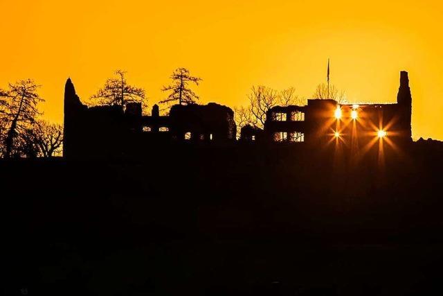 Die Morgensonne blinzelt durch die Fensterhhlen der Hochburg-Ruine