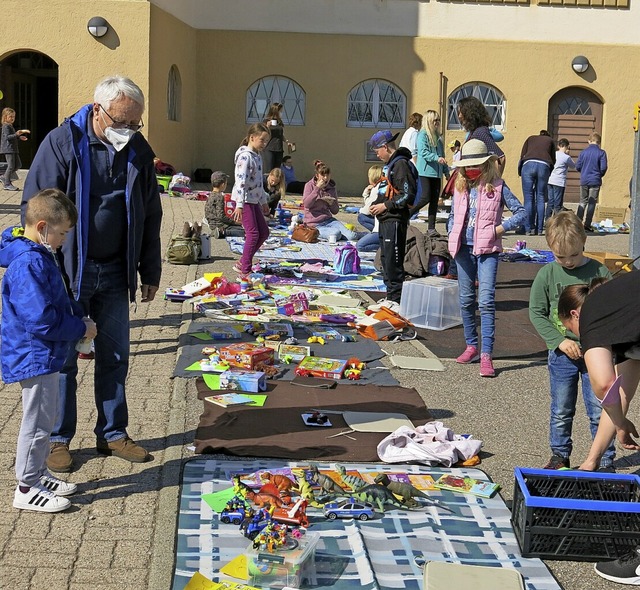 Auf dem Pausenhof der Grundschule herr... zu Gunsten der Kinder in der Ukraine.  | Foto: Erhard Morath