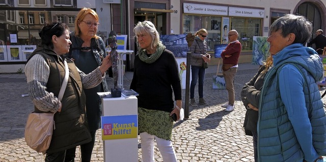 Der Emmendinger Marktplatz glich am Samstagvormittag einer Kunstausstellung.   | Foto: Georg Vo