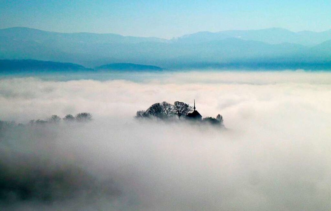 Die Munzinger Erentrudiskapelle im Nebel  | Foto: ZVG