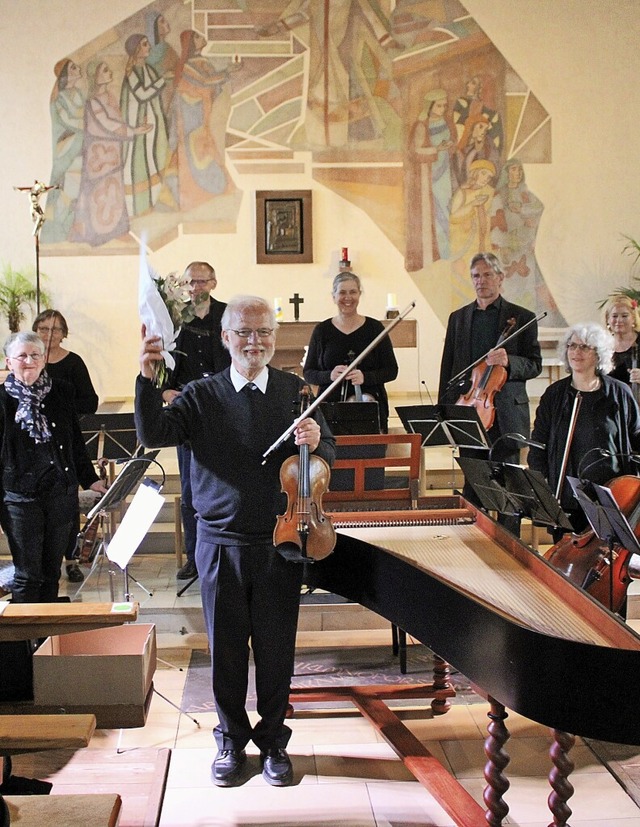 Wim Viersen und das Orchester nehmen den Beifall entgegen.  | Foto: Rolf Reimann