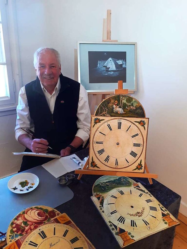 Walter Httich  fhrt  im Skimuseum Hi...ch vor, wie er  Uhrenschilder bemalt.   | Foto: Ursula Fehrenbach