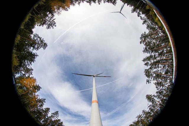 Der Windpark am Zeller Blauen wird  frhestens 2025 gebaut (Symbolbild).  | Foto: Daniel Karmann (dpa)