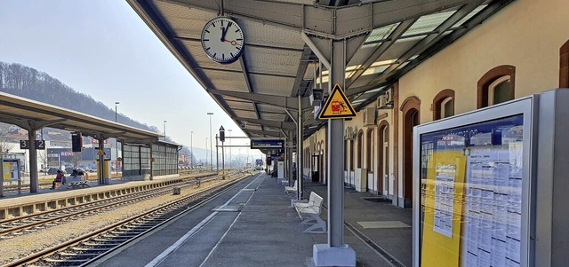 Ein leerer Bahnsteig am Waldshuter Bahnhof   | Foto:  Juliane Schlichter