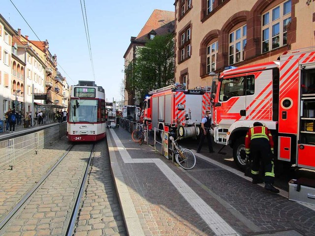 Die Feuerwehr musste die Bahn kurzzeit...n eingeklemmten Fugnger zu befreien.  | Foto: Feuerwehr Freiburg