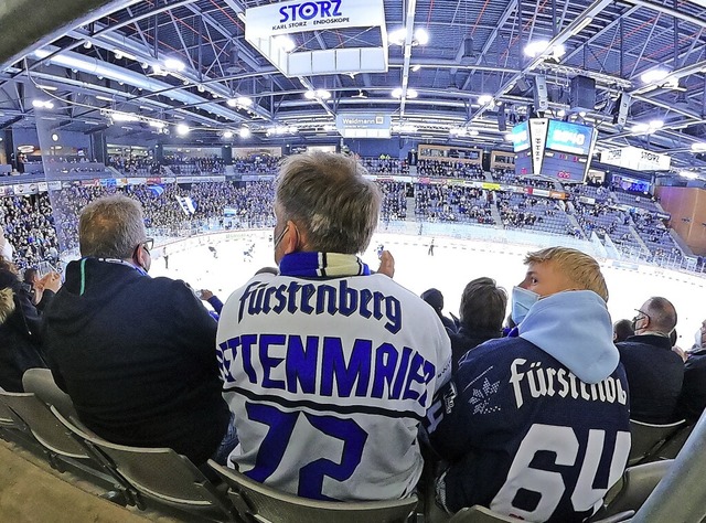 Eishockey durch ein Fischauge: Die Ent...eg kann heute Abend in Krefeld fallen.  | Foto: Joachim Hahne