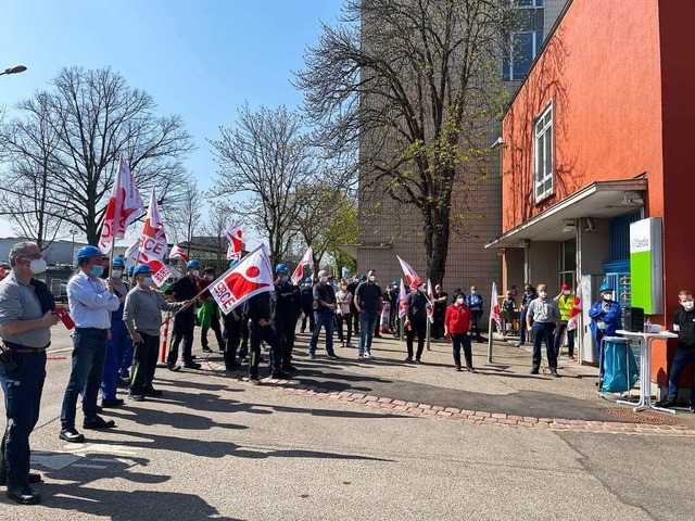 Kundgebung vor dem Werkstor von Cerdia in Freiburg am Montag  | Foto: Jrg Buteweg