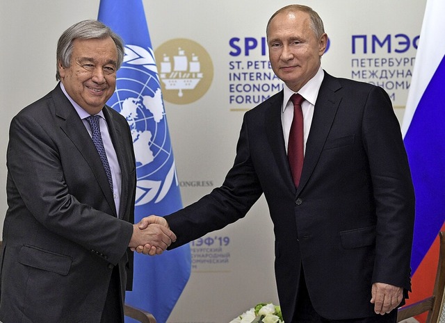 Ein Bild aus besseren Tagen: Guterres ...Wladimir Putin 2019 in St. Petersburg   | Foto: Alexei Nikolsky