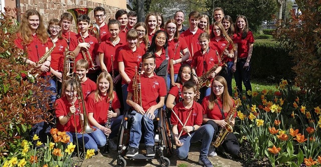 Die Youngsters der Stadtkapelle  geben ein kleines Konzert.  | Foto: Volker Hering