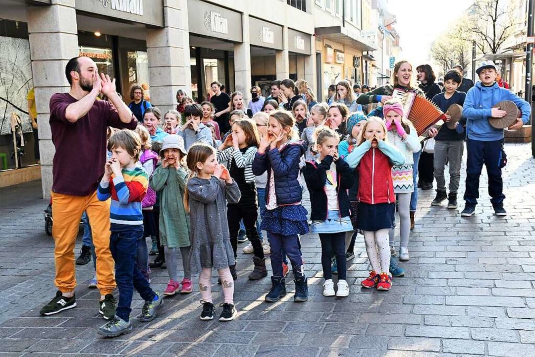 Umzug des  Kinder- und Jugendchors  durch die Innenstadt  | Foto: Barbara Ruda