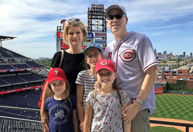 Mia Hebbeler und ihre Familie in einem Baseball-Stadion in den USA  | Foto: privat