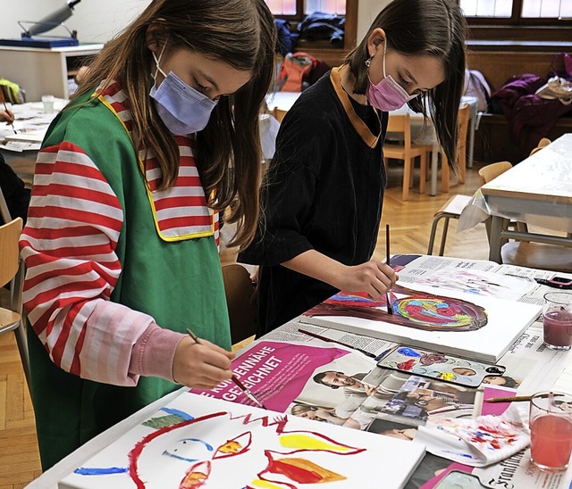 Die Kinder malen  konzentriert ihre eigenen Kunstwerke.  | Foto: Nina Witwicki