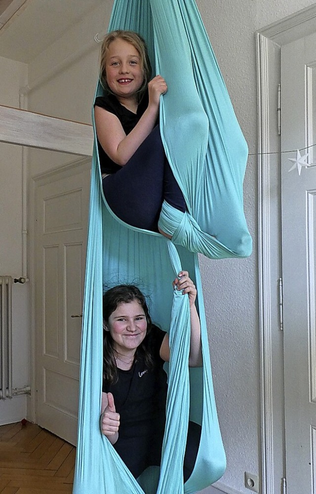 Helene Harter und Marie Doerr im Vertikaltuch beim Abhngen  | Foto: privat