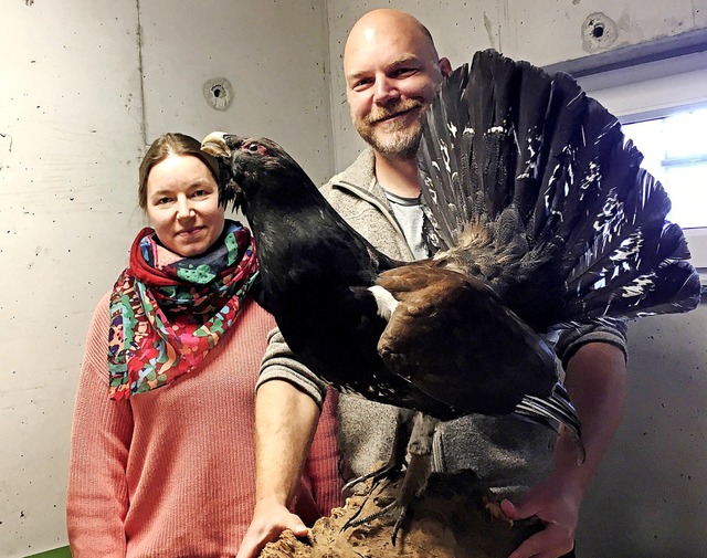 Forstwirt Matthias Mohaupt und Mitarbe...amlow mit einem ausgestopften Auerhuhn  | Foto: privat