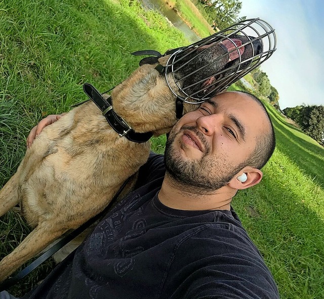 Tierpfleger Pascal Witte mit seinem Hund Joey  | Foto: privat