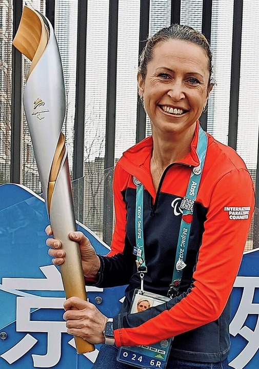 Ärztin Anja Hirschmüller mit einer Oly... Paralympischen Spielen in Peking 2022  | Foto: Privat