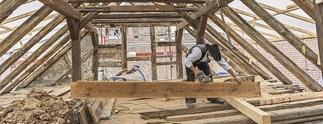Ein Zimmermann bei der Sanierung eines Dachstuhls  | Foto: Nicolas Armer