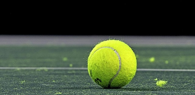 Ein Tennisball auf einem Feld.  | Foto: Federico Gambarini (dpa)