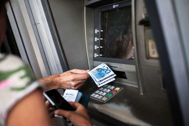 Am Lrracher Bahnhof ist ein Geldautom...en die Tter nicht heran (Symbolfoto).  | Foto: Socrates Baltagiannis