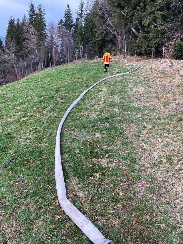 Um die Einsatzstelle zu erreichen, mussten lange Leitungen gelegt werden.  | Foto: Feuerwehr Breitnau