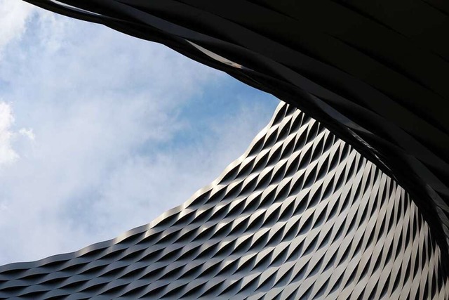 Blick durch das berhmte Rund der Messehalle ber dem Basler Messeplatz.  | Foto: Joshua Kocher