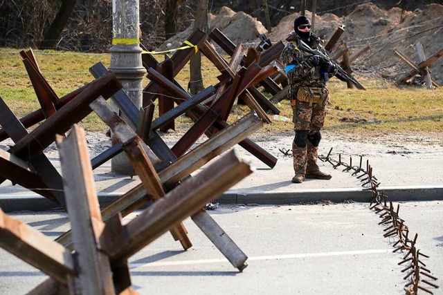 Kiew: Ein bewaffneter Soldat der Terri... Wache an einer Straensperre in Kiew.  | Foto: - (dpa)
