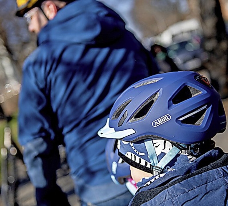 Damit er Kinder optimal schützen kann, muss der Fahrradhelm gut passen.  | Foto: Zacharie Scheurer (dpa)