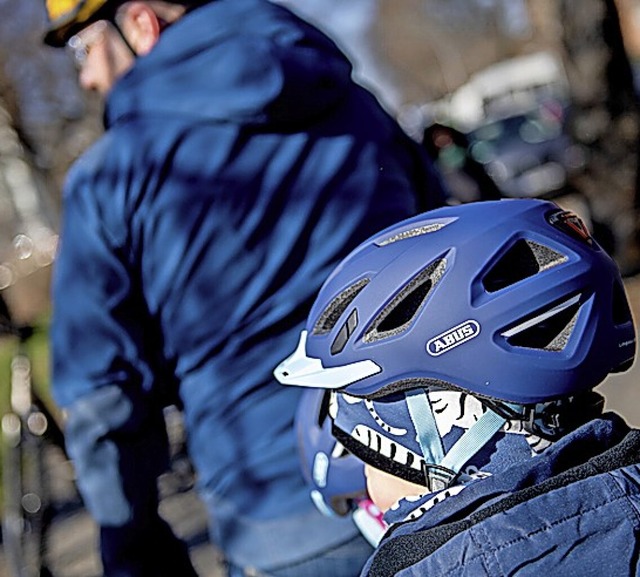 Damit er Kinder optimal schtzen kann, muss der Fahrradhelm gut passen.  | Foto: Zacharie Scheurer (dpa)