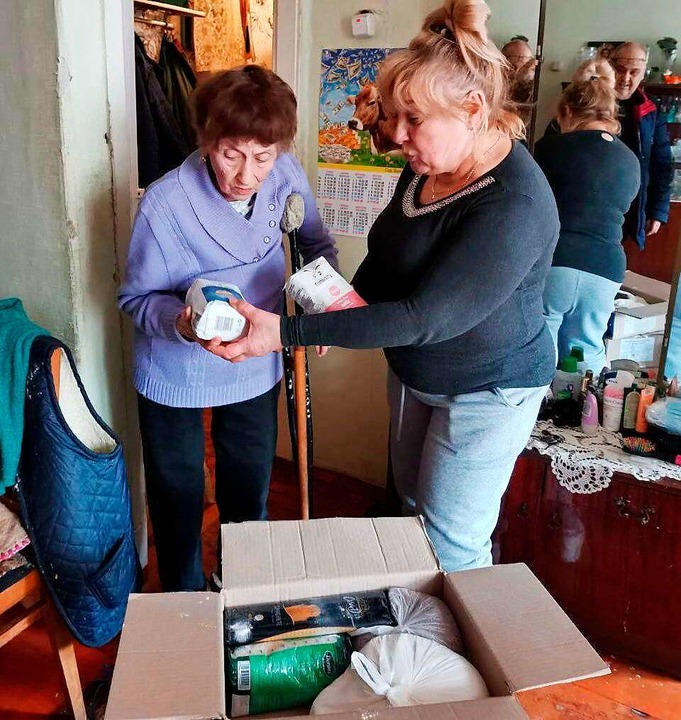 Hier nimmt eine Frau Lebensmittel aus einem Care-Paket entgegen.  | Foto: Privat