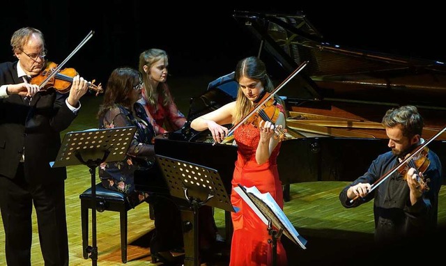 Der Geiger Eckart Lorenzen und seine F...in der Stadthalle ein Familienkonzert.  | Foto: Roswitha Frey