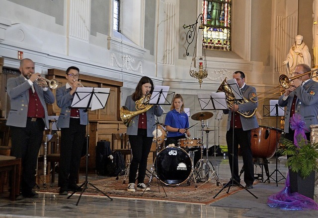 Fnf Blechblser und eine Schlagzeuger...ereins Oberhof erffneten das Konzert.  | Foto: Christiane Sahli