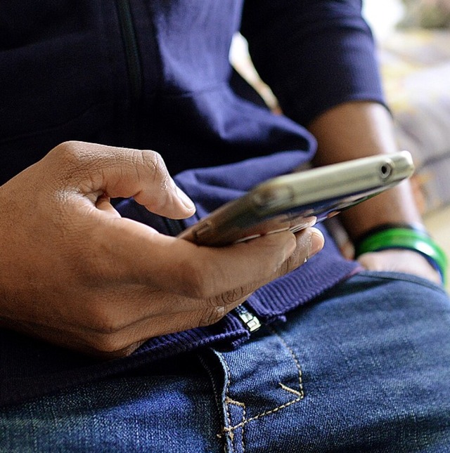 Rust und Ringsheim bieten Geflchteten eine Handy-Flatrate.  | Foto: Angelika Warmuth/dpa