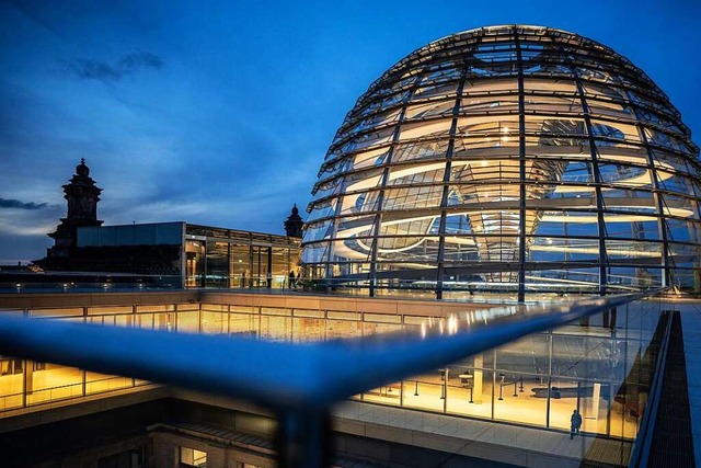 Im Bundestag kommen auf jeden Abgeordn...rechnerisch mehr als zehn Lobbyisten.   | Foto: Michael Kappeler (dpa)