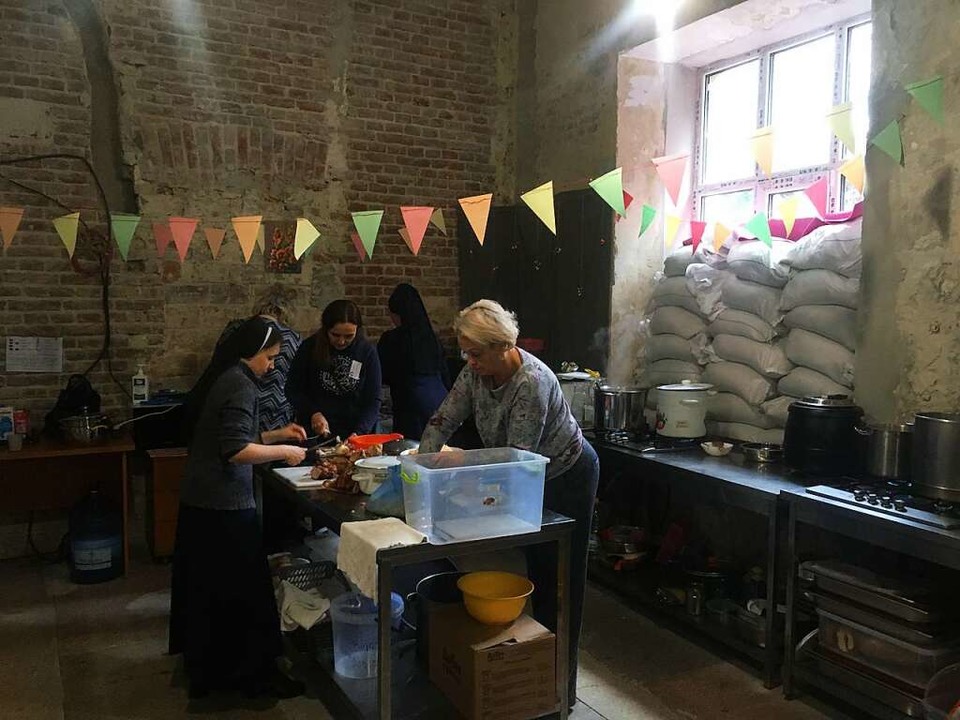 In einer Kirche wurde eine Essensausgabe mit Küche für Flüchtlinge eingerichtet.  | Foto: Vira Byy