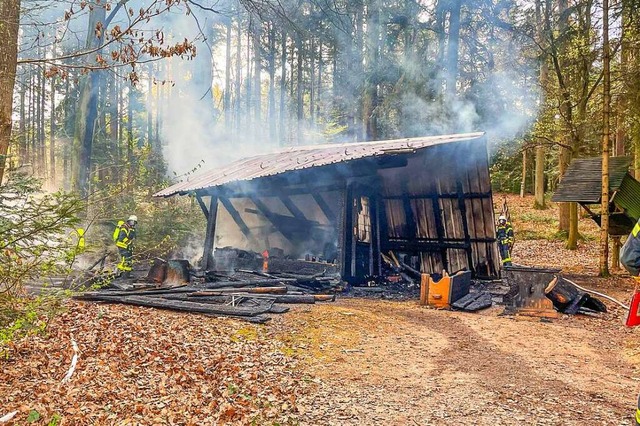 Dies Htte brannte am Dienstagvormitta... fr beide Brnde verantwortlich sind.  | Foto: Einsatz-Report24