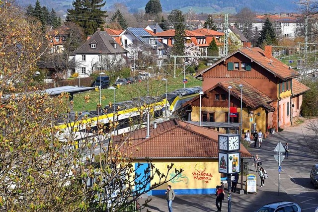 Das alte Bahnhofsgebude soll saniert und belebt werden.  | Foto: Thomas Kunz
