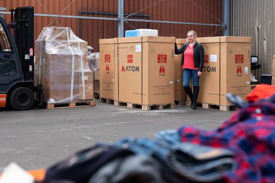Natalia Khylko mit den fünf Inkubatore...und liegen gespendete Kleidungsstücke.  | Foto: Patrik Müller