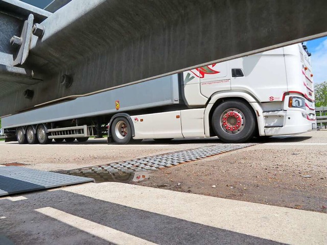 Ein Lastwagen rollt ber die Dultenaugrabenbrcke.  | Foto: Peter Gerigk