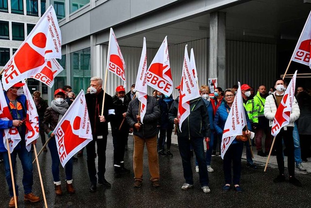 Tarif-Aktion der IGBCE vor dem neuen &...tz-Gebude&quot; der Roche in Grenzach  | Foto: Heinz und Monika Vollmar