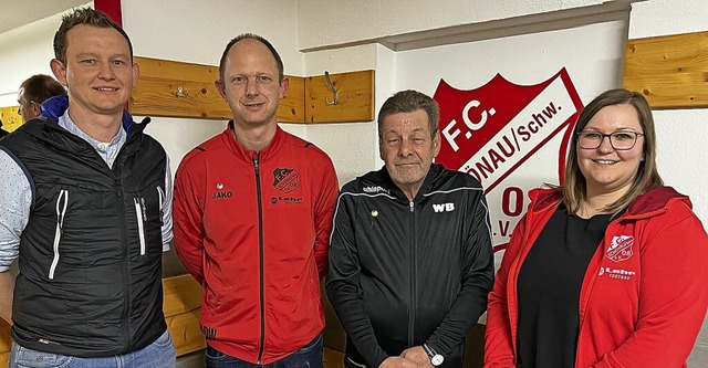 Ehrung beim FC Schnau: Robert Bianchi...mer (Mitte, links)  und Walter Bhler.  | Foto: Hans-Jrgen Hege