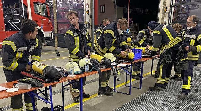 Die Atemschutzgertetrger der Feuerwe...ig ihre Fitness unter Beweis stellen.   | Foto: Feuerwehr Kandern