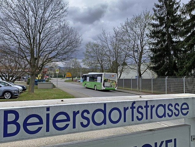 Der Bus hlt jetzt in der Beiersdorfst...ae, doch Wartehuschen sollen folgen.  | Foto: Simone Hhl